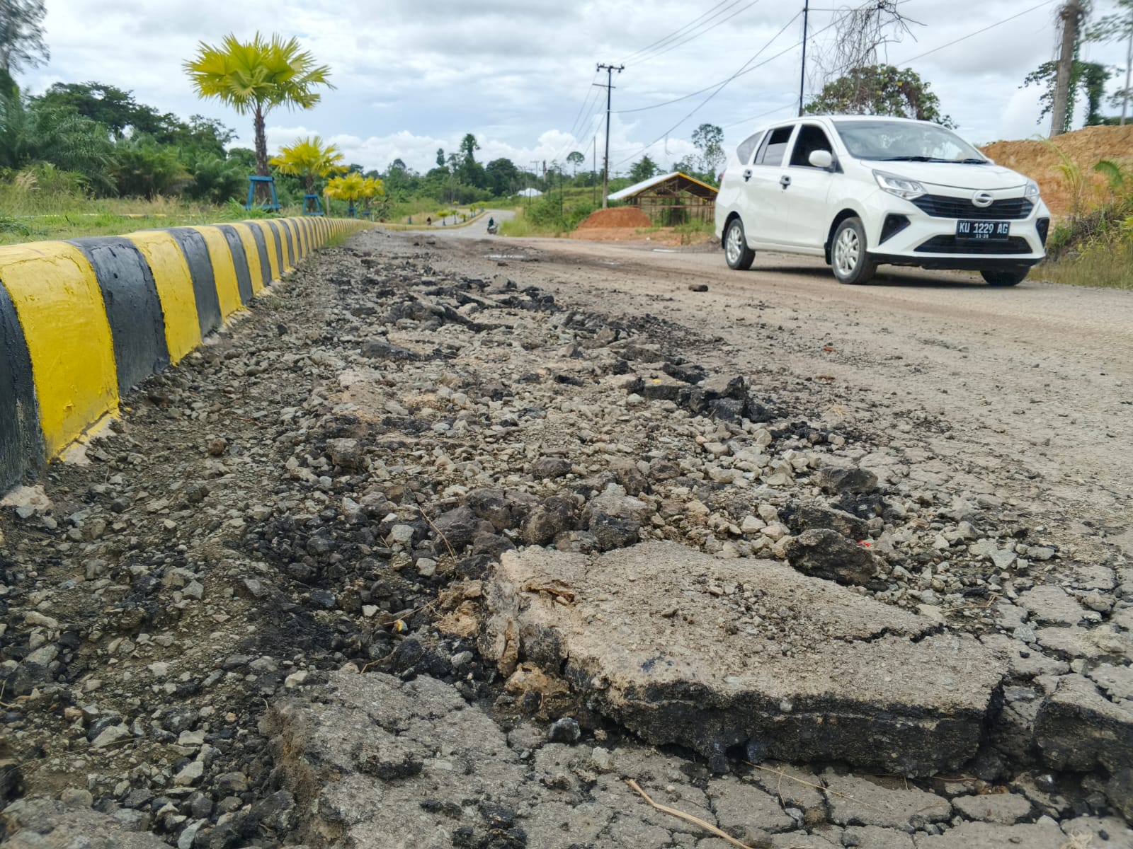 JADI PERHATIAN: Jalan Sebawang yang mengalami rusak parah.