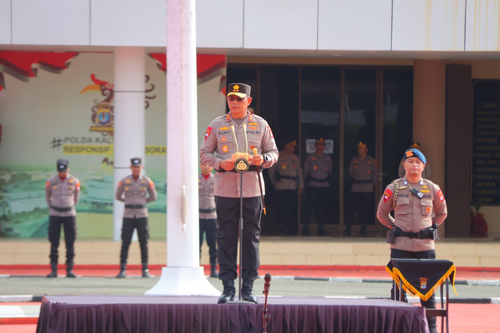 BERIKAN ARAHAN: Kapolda Kaltara memberikan arahan kepada personel dalam upacara hari kesadaran nasional.