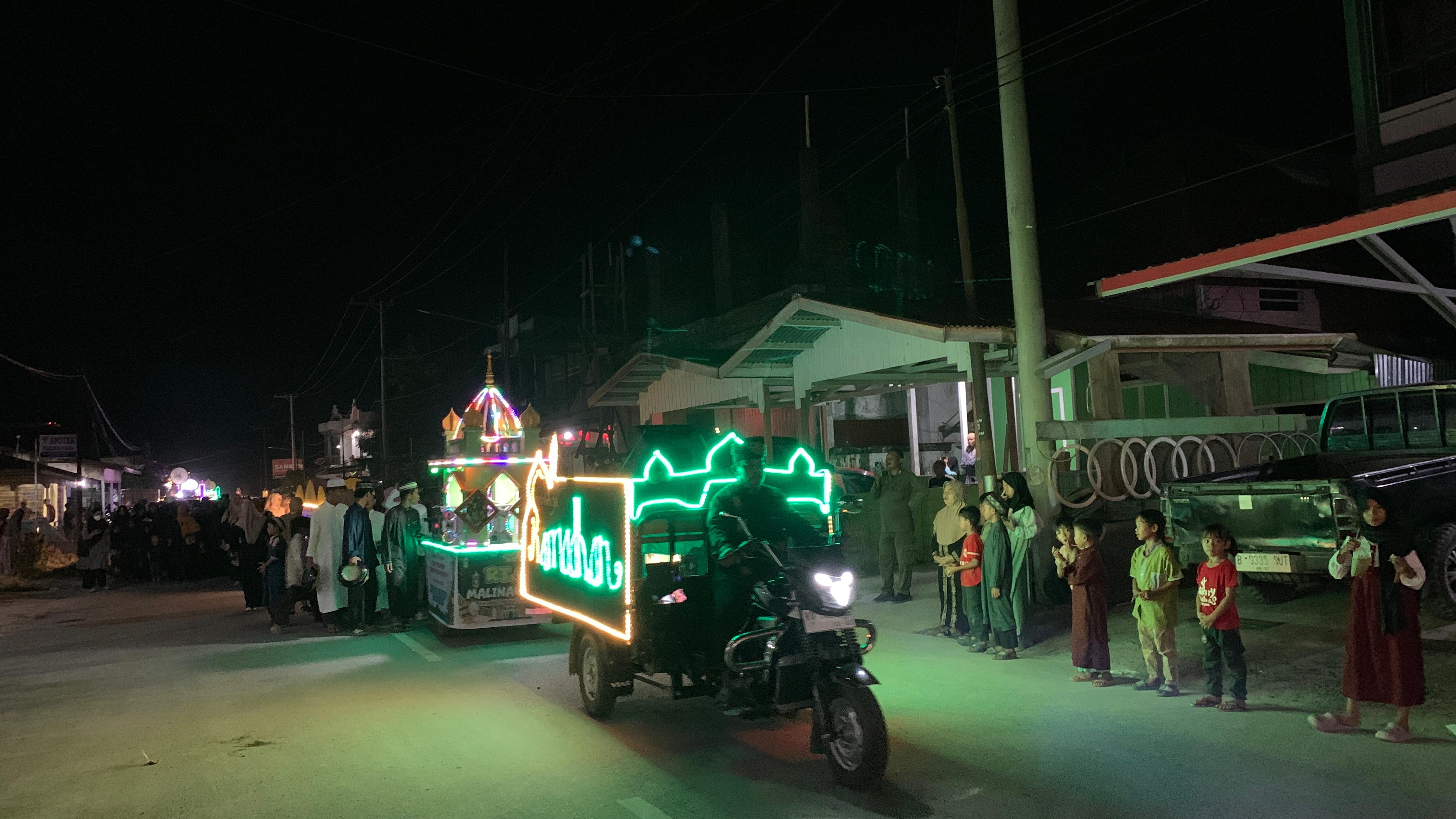 PAWAI: Sejumlah peserta yang ikut memeriahkan Pawai Ramadhan Arakan Sahur Ke-4 2026, Selasa (17/2) malam.