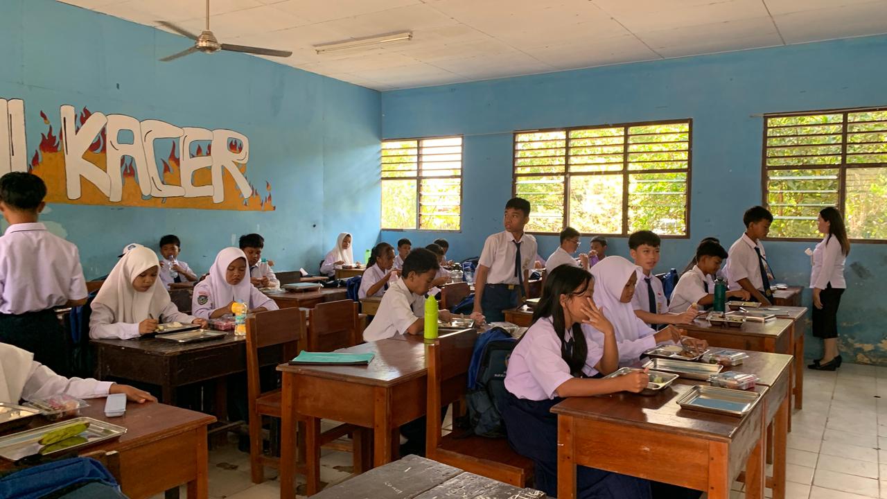 ILUSTRASI: Siswa-siswi SMPN 2 Malinau Kota saat menerima program MBG usai jam pelajaran 1 dan 2.
