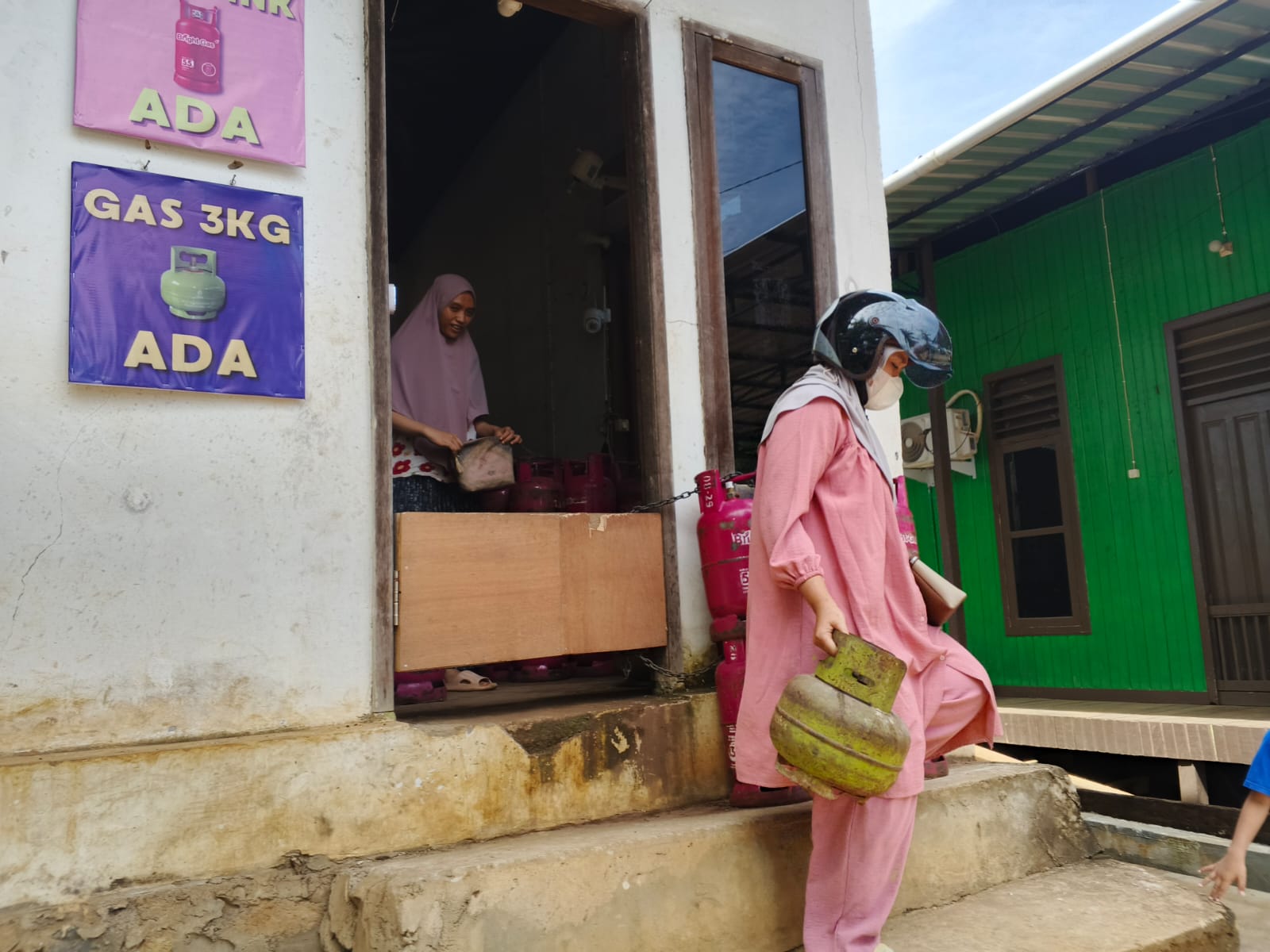 MASIH KURANG: Salah satu pangkalan di Tideng Pale Timur melayani pembeli, Rabu (18/2).