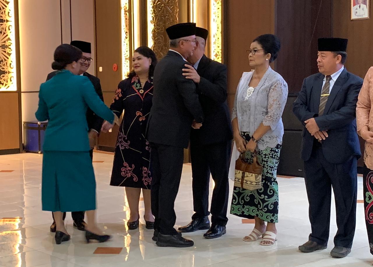 DILANTIK: Bupati Wempi saat mengucapkan selamat kepada Francis, asisten III yang baru dilantik, Rabu (18/2).