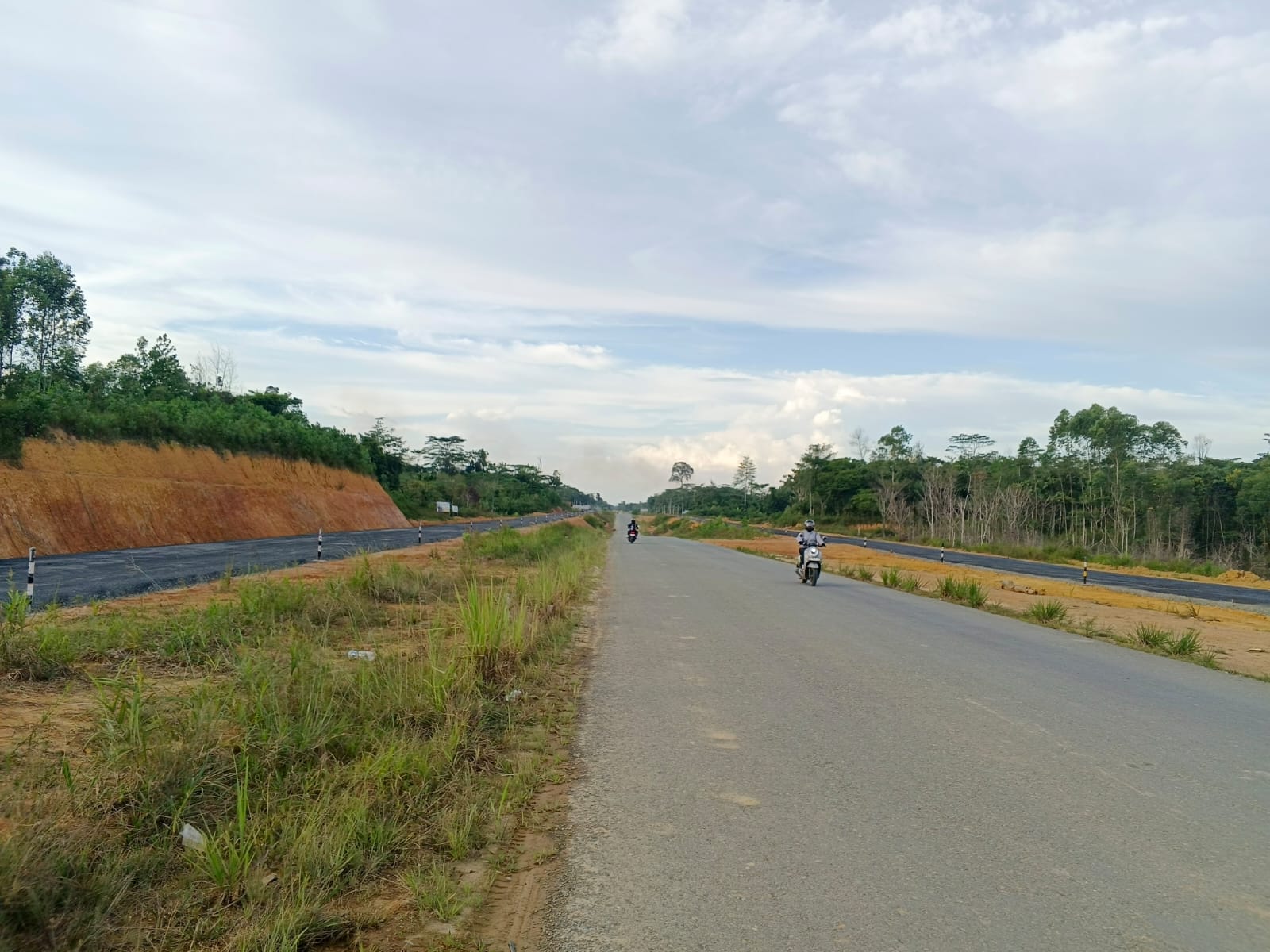 BUKAN ASPAL: Tampak prime coat yang melapisi kiri kanan jalan menuju Puspem. Proyek ini dijalankan sesuai kemampuan keuangan daerah.