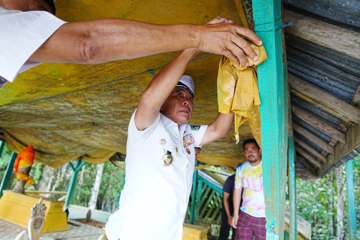 Gubernur Kaltara, H. Zainal A Paliwang saat membersihkan makam Sultan Kaharuddin II.