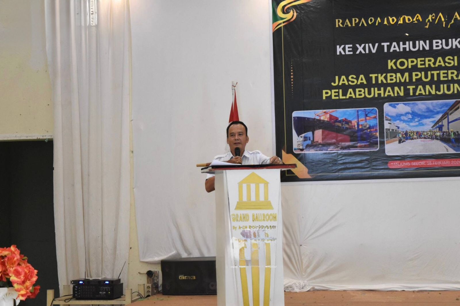 BERI PEMBINAAN: Wabup Bulungan, Kilat memberikan sambutan dalam RAT di lingkungan TKBM Tanjung Selor.