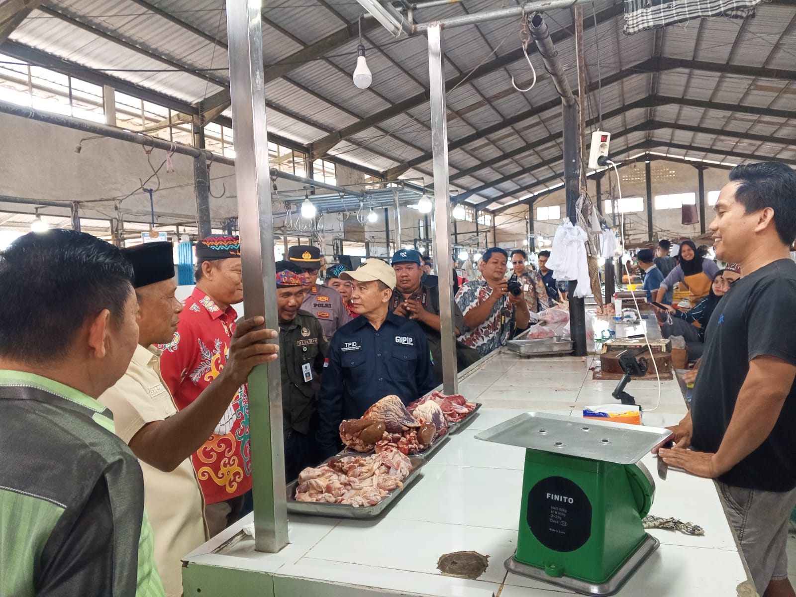 SIDAK PASAR: Bupati Bulungan saat melakukan sidak di Pasar Induk, Tanjung Selor.