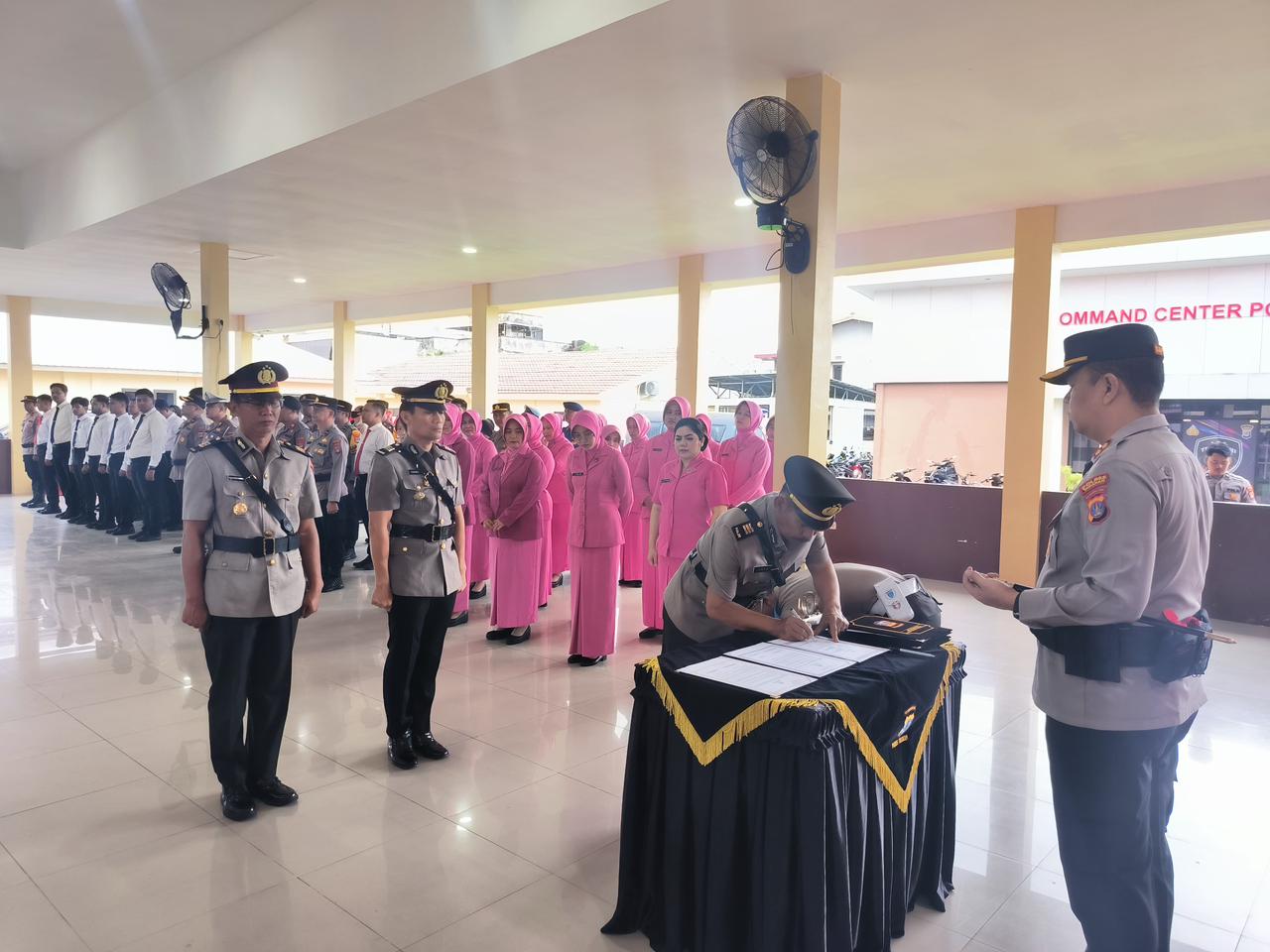 SERTIJAB : Kapolres Tarakan AKBP Erwin Syaputra Manik memimpin sertijab Kabagops, Kabagren dan Kabaglog, Kamis (19/2).