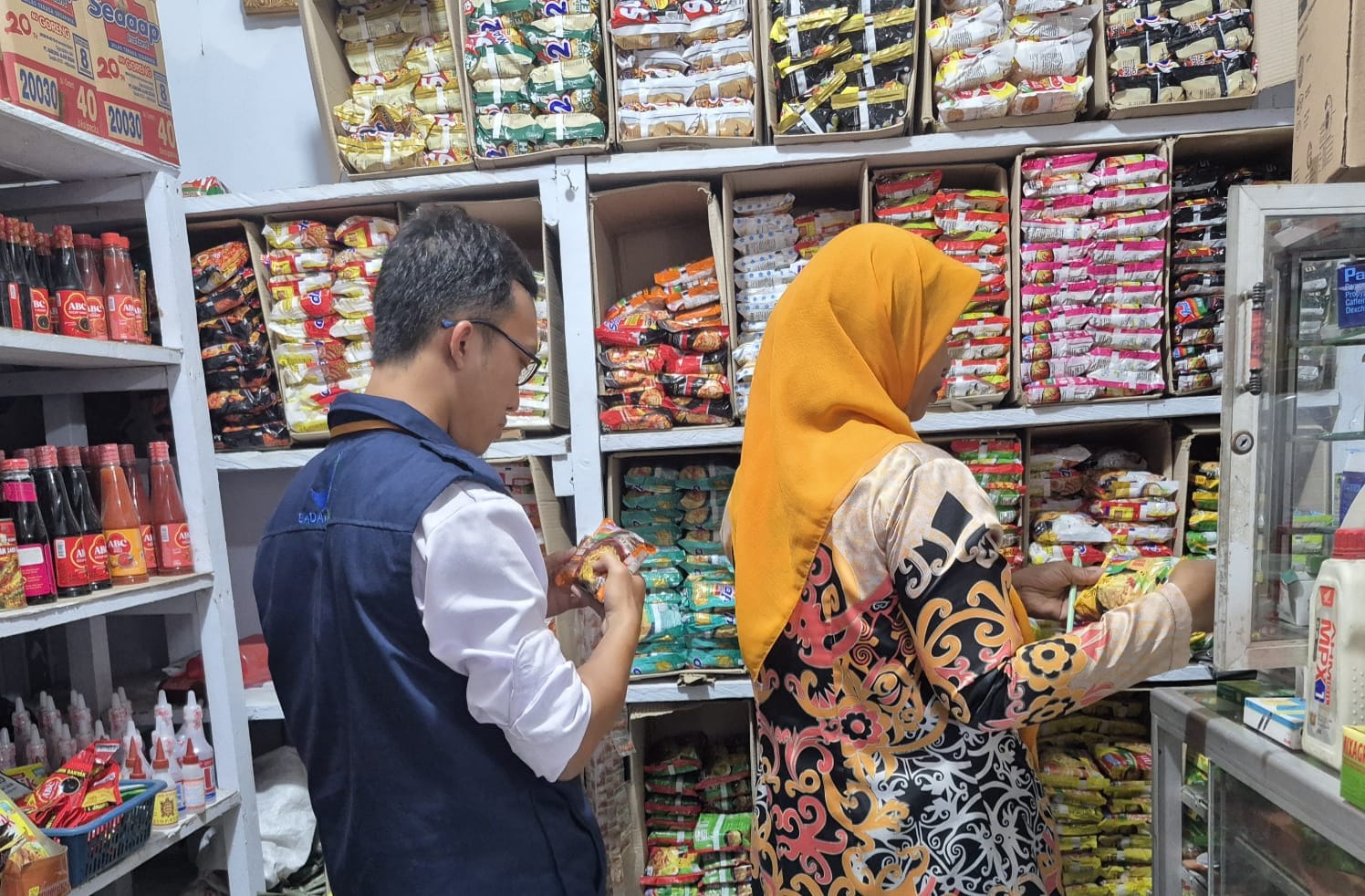 PENGAWASAN: Petugas saat memeriksa produk di salah satu toko di Tanjung Selor.