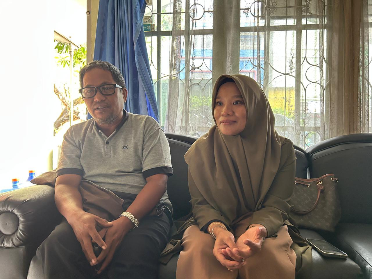 BERIKAN KETERANGAN : Korban dugaan tindak pidana penipuan dan penggelapan Norjanah (kanan) memberikan keterangan terhadap kronologi kejadian yang ia alami.