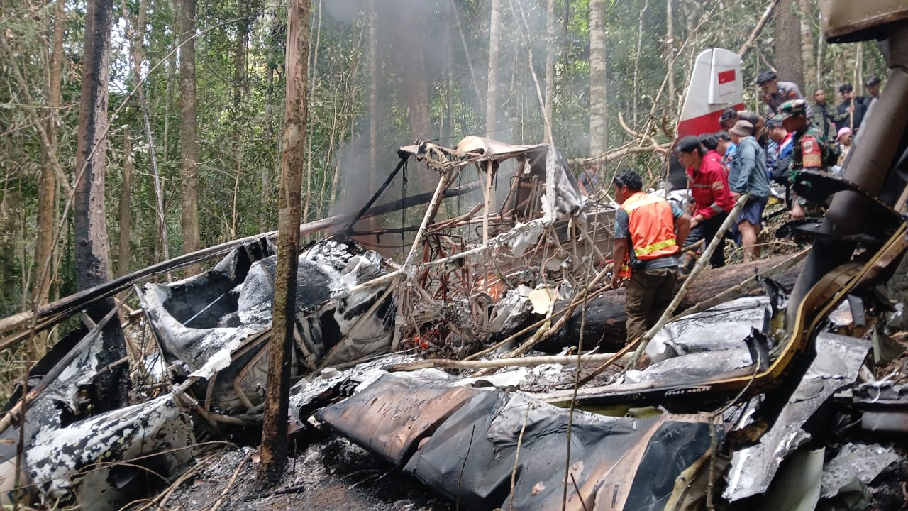 TERBAKAR: Pesawat AT-802 yang mengangkut sekira 4 ton BBM dari Tarakan jatuh di Krayan, Kamis (19/2).