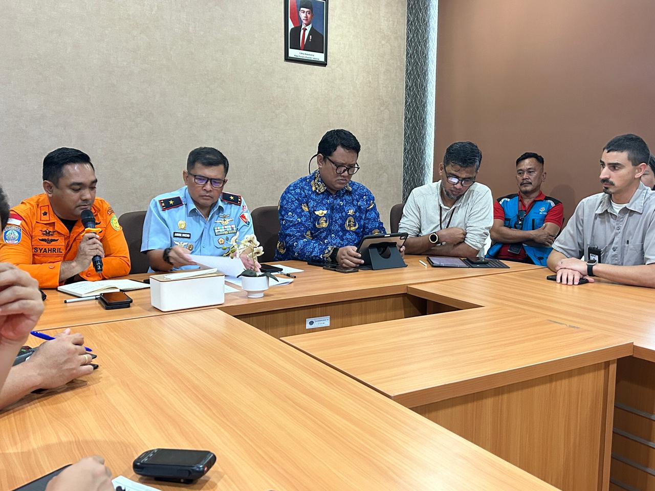 KONFERENSI PRESS: Danlanud Anang Busra, Marsma TNI Andreas A. Dhewo memimpin konferensi press terkait jatuhnya pesawat kargo milik Pelita Air.