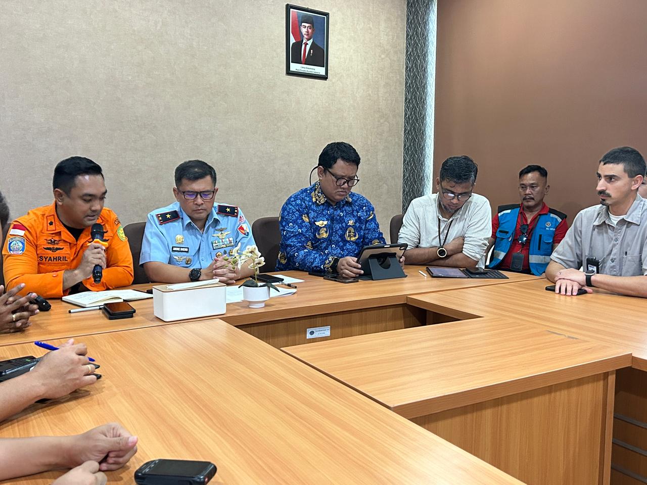 ELIAZAR/RADAR TARAKAN  KONFERENSI PRESS: Danlanud Anang Busra, Marsma TNI Andreas A. Dhewo memimpin konferensi press terkait jatuhnya pesawat kargo milik Pelita Air.