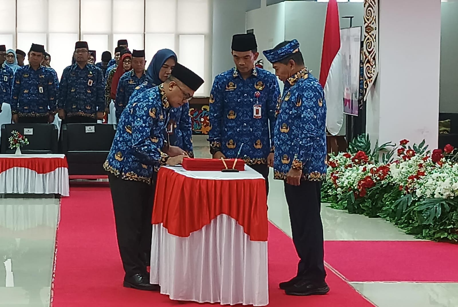 PEPANTIKAN: Penandatanganan fakta integritas oleh Bertius disaksikan Gubernur, Sekprov dan Inspektur Daerah.