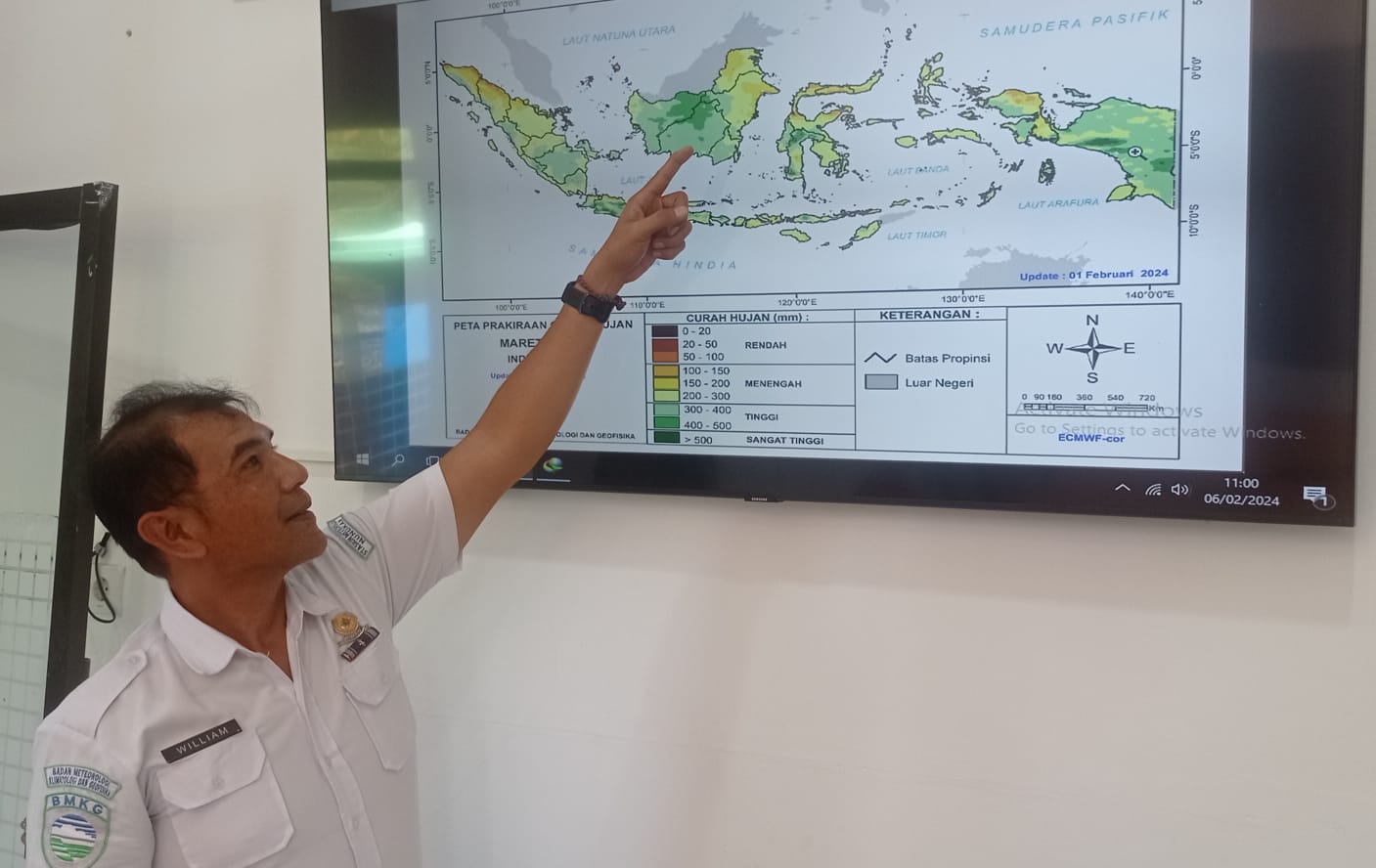 BERI PENJELASAN: Kepala BMKG Nunukan William Sinaga saat menjelaskan kondisi cuaca di Nunukan.