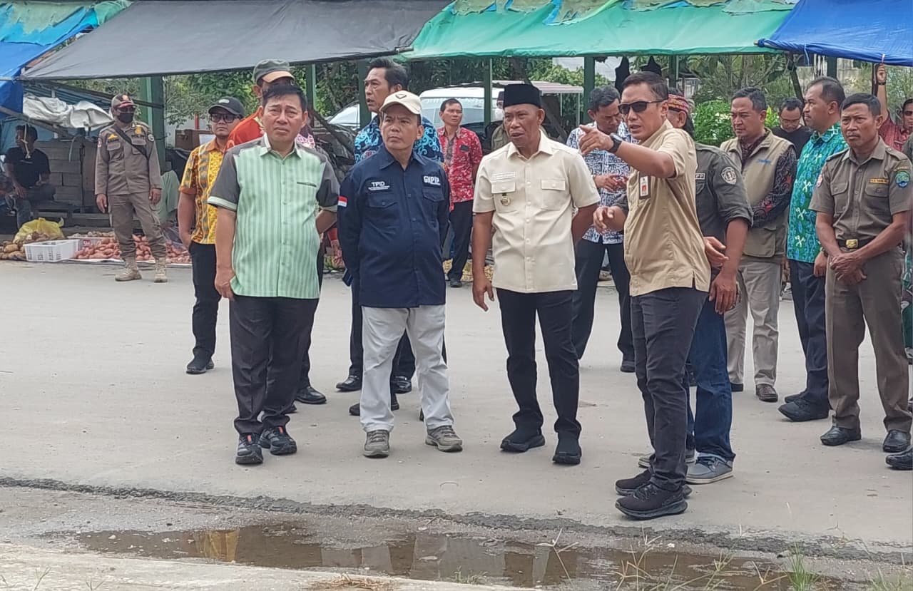 PENATAAN PASAR: Bupati Bulungan saat meninjau kawasan Pasar Induk, Tanjung Selor.