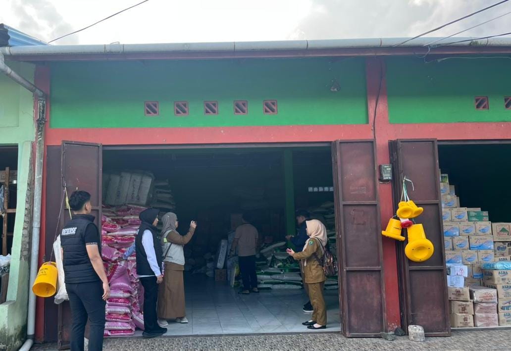 PEMANTAUAN : DKUKMPP Nunukan bersama Polres Nunukan melakukan pengecekan stok dan harga sembako beberapa waktu lalu.