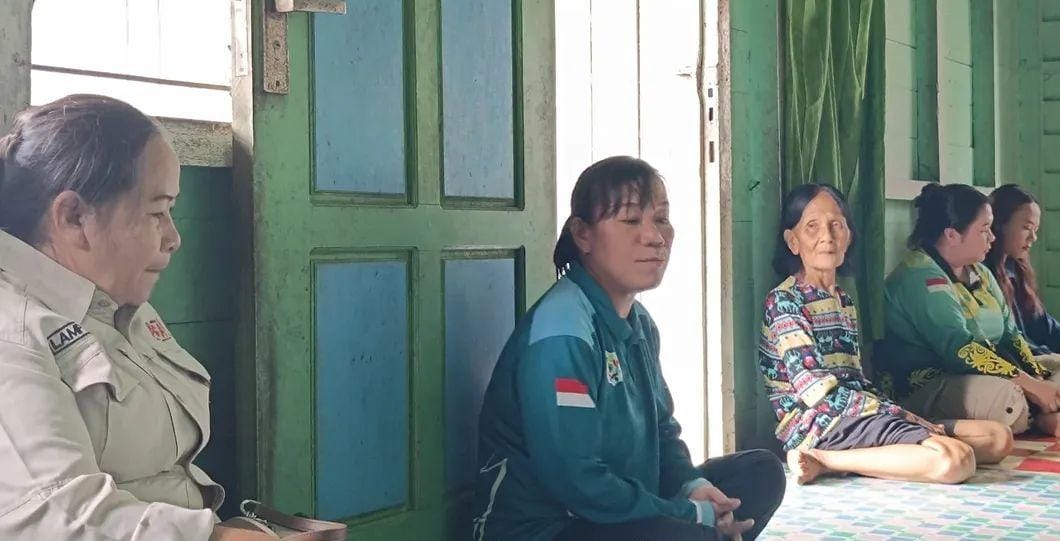 EVALUASI: Petugas melakukan monev terhadap UEP di Peso Hilir.