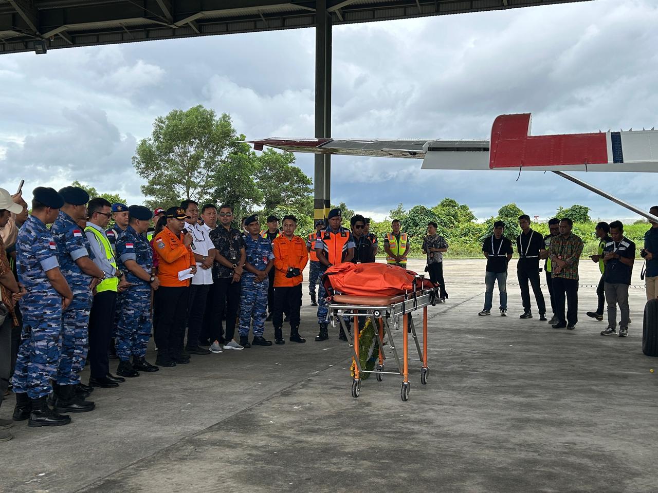 TIBA : Jenazah Captain Hendrik Ludwig Adam, pilot Pelita Air yang gugur dalam kecelakaan pesawat kargo tiba di Kota Tarakan, Jumat (20/2).