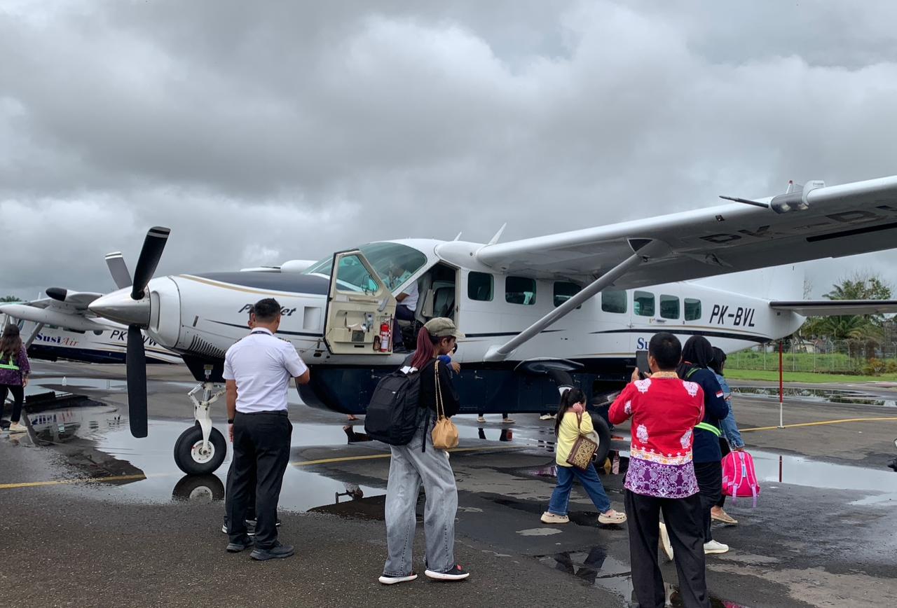 SOA: Penumpang penerima program Subsidi Ongkos Angkut (SOA) bersiap menaiki pesawat Susi Air pada penerbangan perdana di Bandara RA Besing Malinau.
