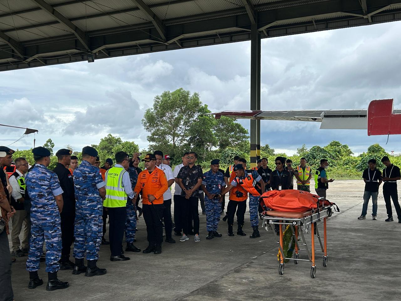 DISERAHKAN : Suasana haru menyelimuti apron Lanud Anang Busra saat jenazah Captain Hendrik Ludwig Adam di serahkan dari tim SAR Tarakan kepada pihak maskapai.