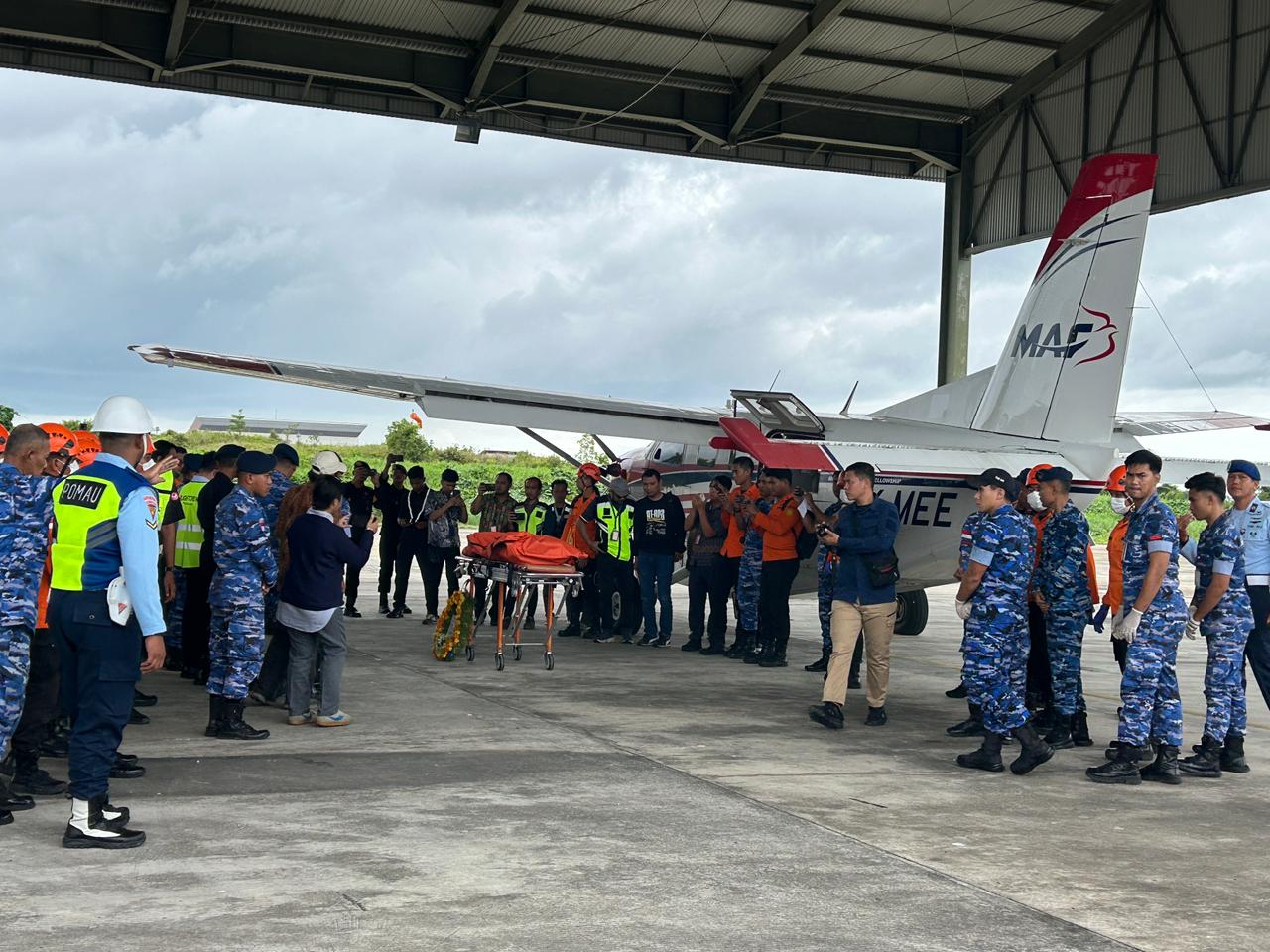 DIEVAKUASI: Jenazah Captain Hendrik Ludwig, pilot pesawat pengangkut BBM milik Pelita Air yang jatuh di Krayan dievakuasi ke Tarakan untuk diterbangkan ke Jakarta.