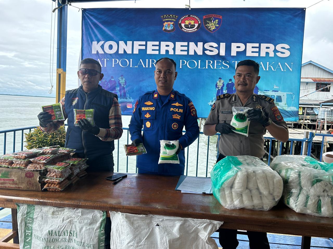 PENYELUNDUPAN: Sejumlah barang bukti dari penyelundupan gula dan sosis ilegal asal Malaysia yang tidak dilengkapi dokumen resmi berhasil diamankan Satpolairud Polres Tarakan.