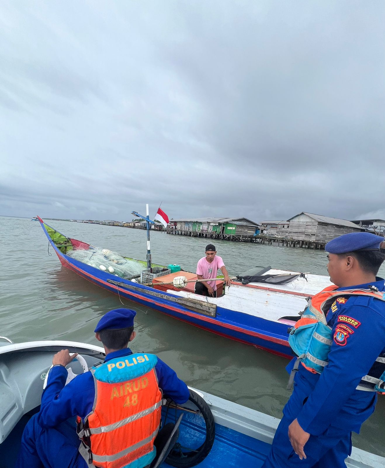 PATROLI : Personel Satpolairud Polres Tarakan menyampaikan pesan-pesan kamtibmas terkait kewaspadaan terhadap ancaman gelombang tinggi.  