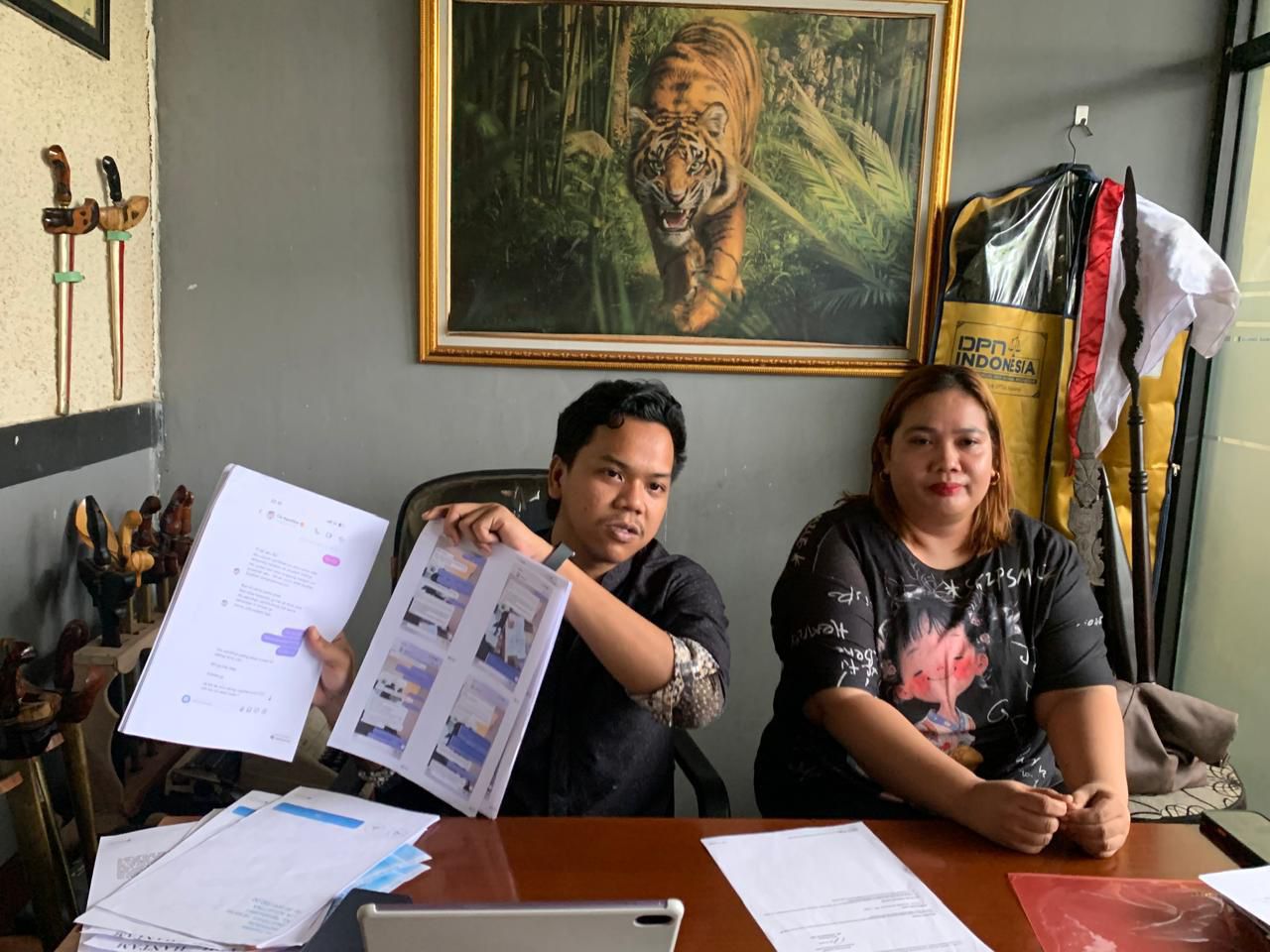 ELIAZAR/RADAR TARAKAN  PRES RILIS : Sari Wulandari bersama kuasa hukumnya Alif Putra Pratama melaksanakan pres rilis terkait dugaan penipuan yang dilakukan istri oknum polisi.