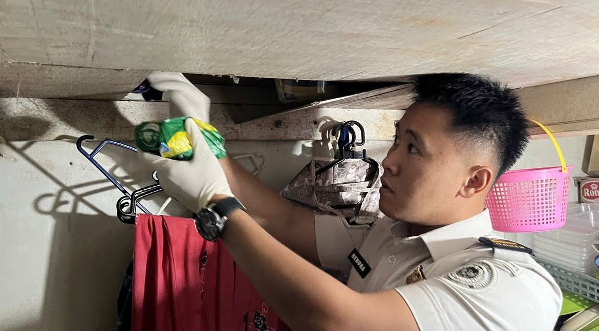 RAZIA : Petugas Lapas Tarakan memeriksa kamar hunian warga binaan Blok Charlie.
