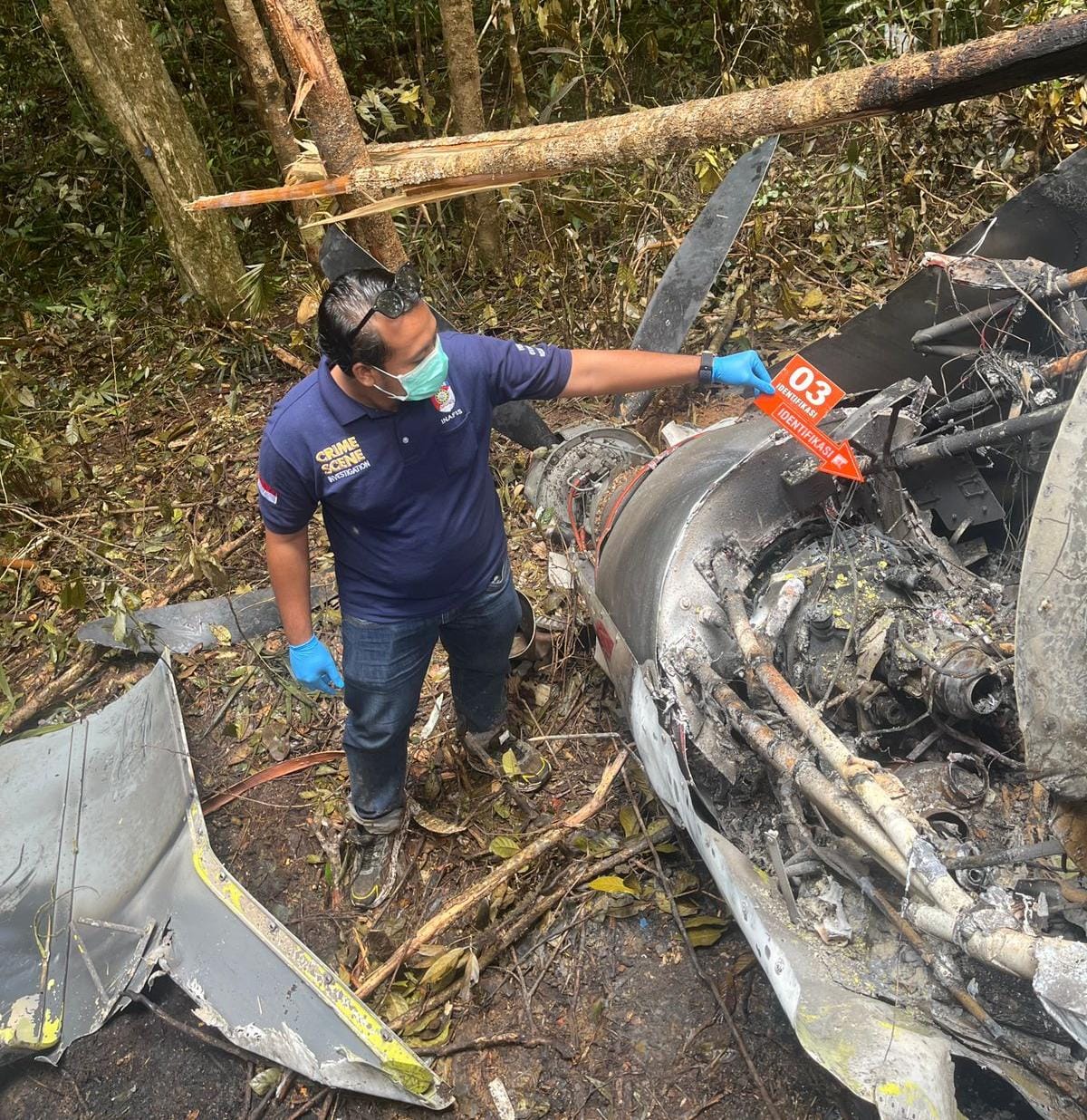 INVESTIGASI : Tim Pusat KNKT serta unsur TNI, BPBD, bandara, Inafis Polri melaksanakan olah TKP, identifikasi di Gunung Pa&rsquo; Belaban, Kecamatan Krayan Timur.