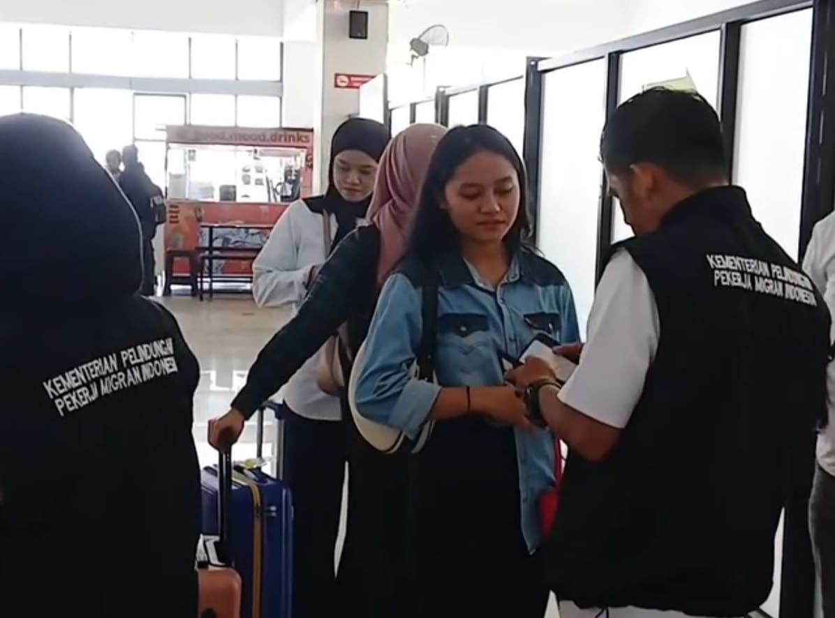 PENGAWASAN : Personel BP3MI Kalimantan Utara melakukan monitoring di Pelabuhan Tunon Taka, Nunukan pada Jumat (20/2).