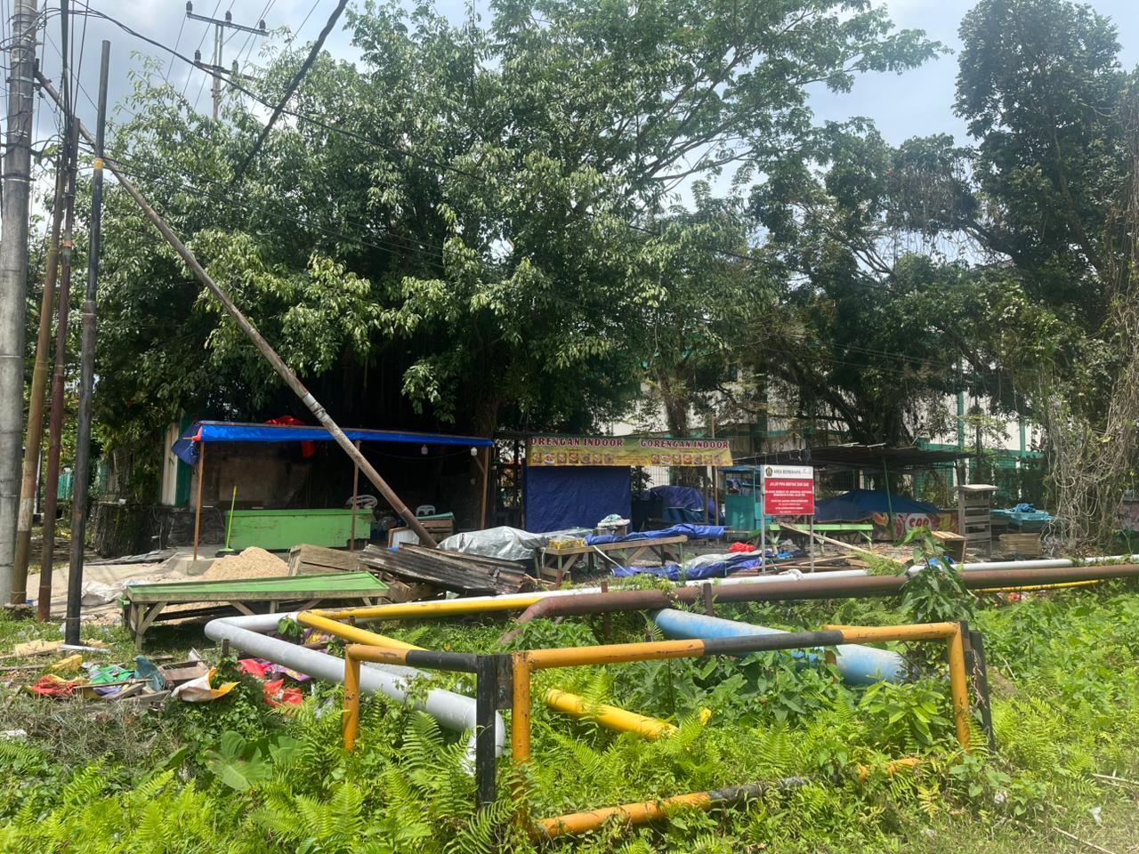 DIPINDAHKAN: Dengan adanya kebijakan relokasi pedagang buah dari depan Lapangan Tenis Indoor Telaga Kerama dikuatirkan penurunan omzet akibat perubahan lokasi yang dinilai kuran