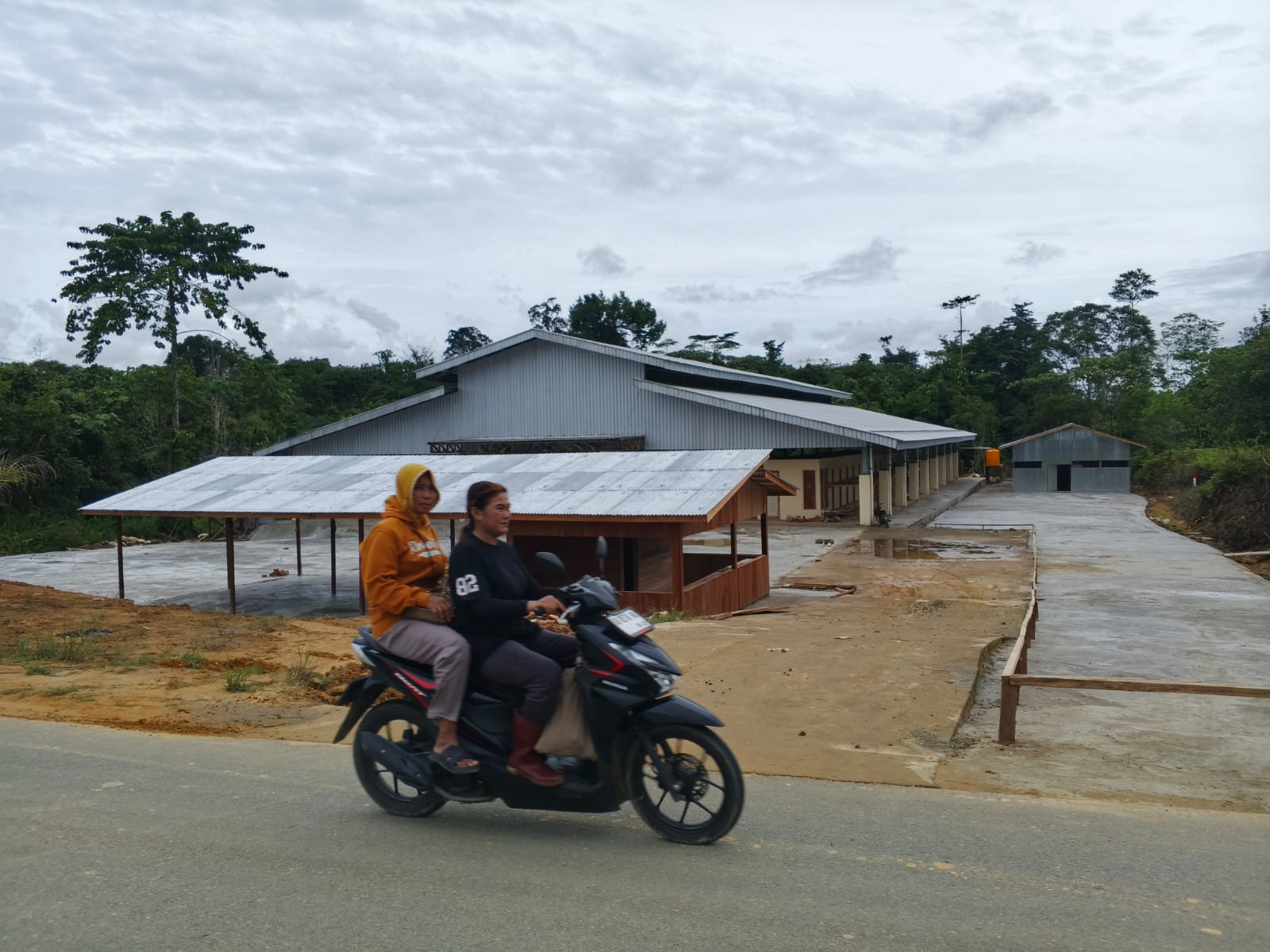 SEGERA DITEMPATI: Pasar Batu Kabang Betayau untuk sementara digunakan Yonif TP sebagai tempat penampungan sementara prajurit.