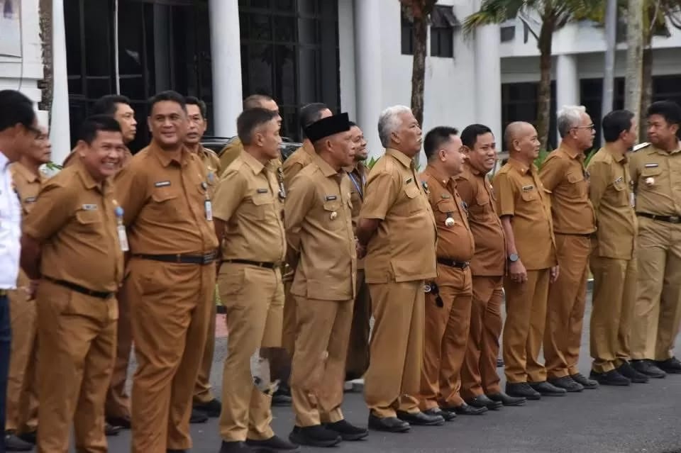 APEL: Pejabat eselon II di lingkup Pemkab Bulungan saat mengikuti apel Senin.