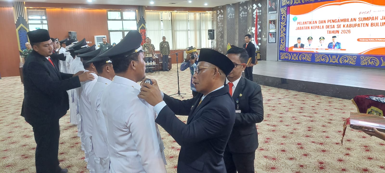 PELANTIKAN: Bupati Bulungan saat melantik kepala des di Bulungan.