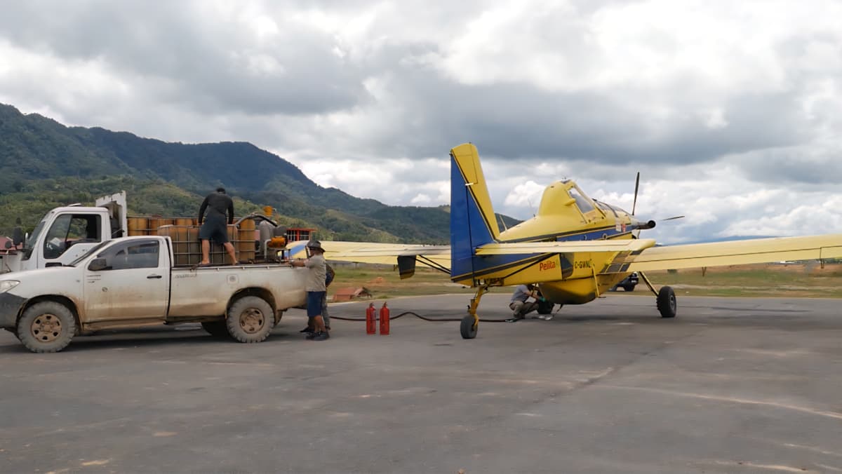ENERGI: Maskapai Air Tractor AT-802 mendistribusikan BBM ke wilayah Krayan.