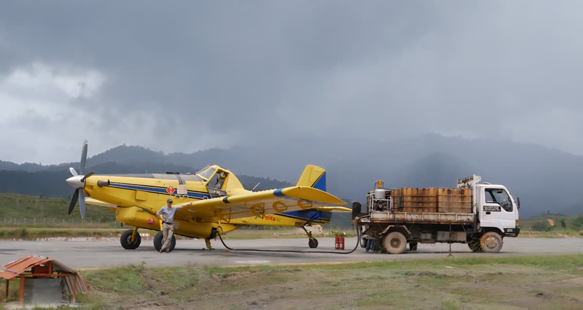 ENERGI: Maskapai Air Tractor AT-802 mendistribusikan BBM ke wilayah Krayan.
