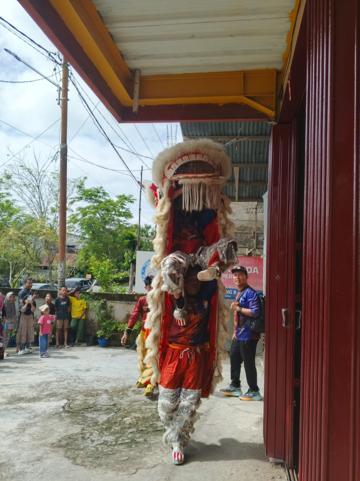 USIR ROH JAHAT: Barongsai beraksi di salah satu toko milik warga di Tanjung Selor.