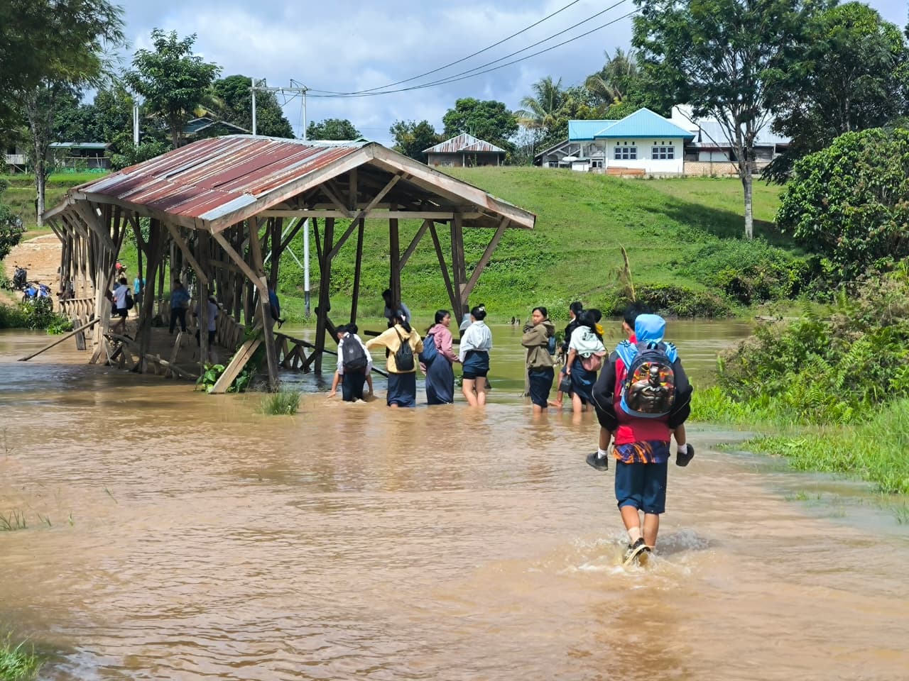 TERENDAM : Kondisi jembatan di Long Umung, Kecamatan Krayan Timur terendam banjir merupakan akses pelajar untuk sampai ke sekolah.  &nbsp;