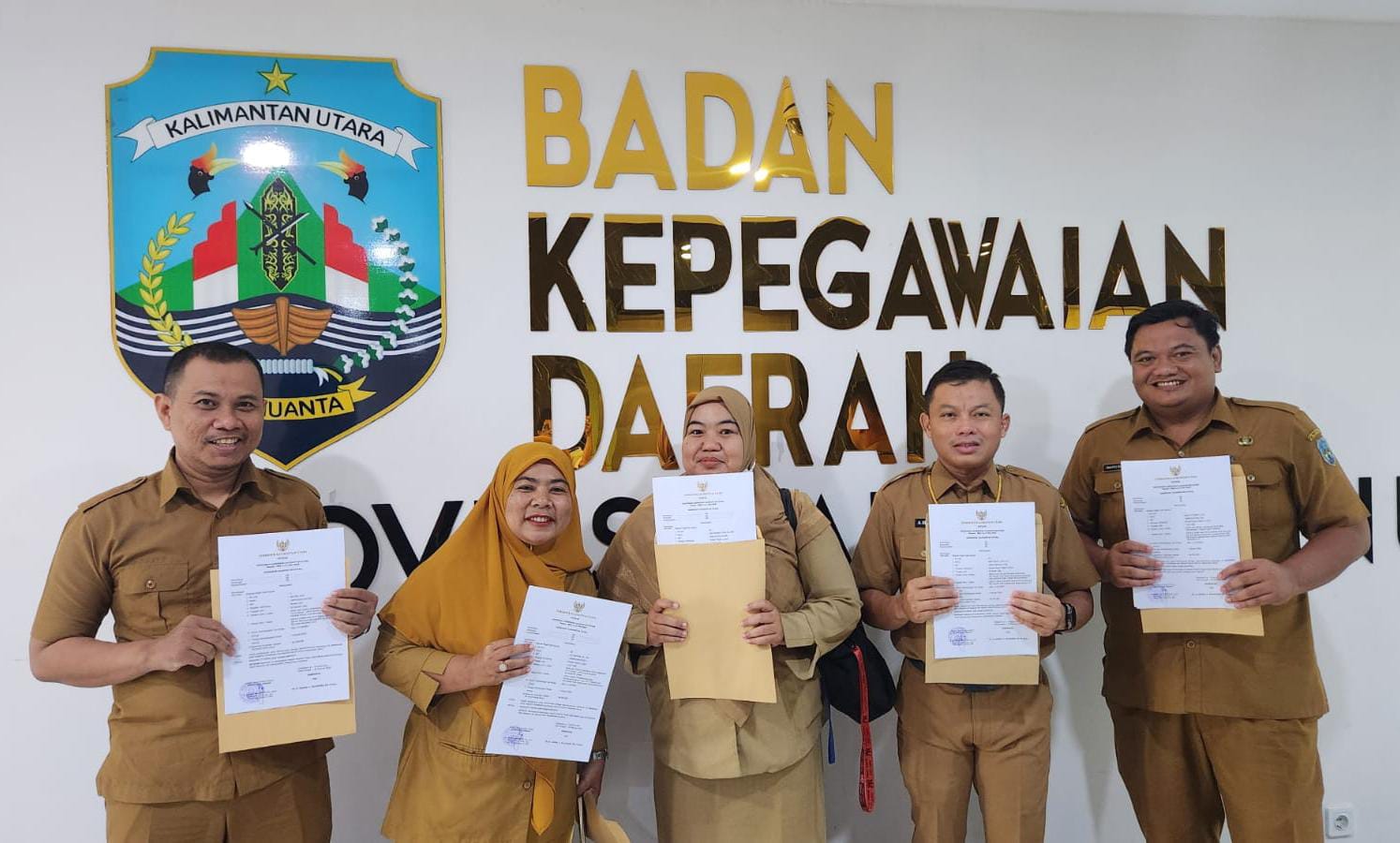 DOKUMEN: Beberapa ASN usai menerima SK di Kantor BKD Kaltara, Tanjung Selor. 