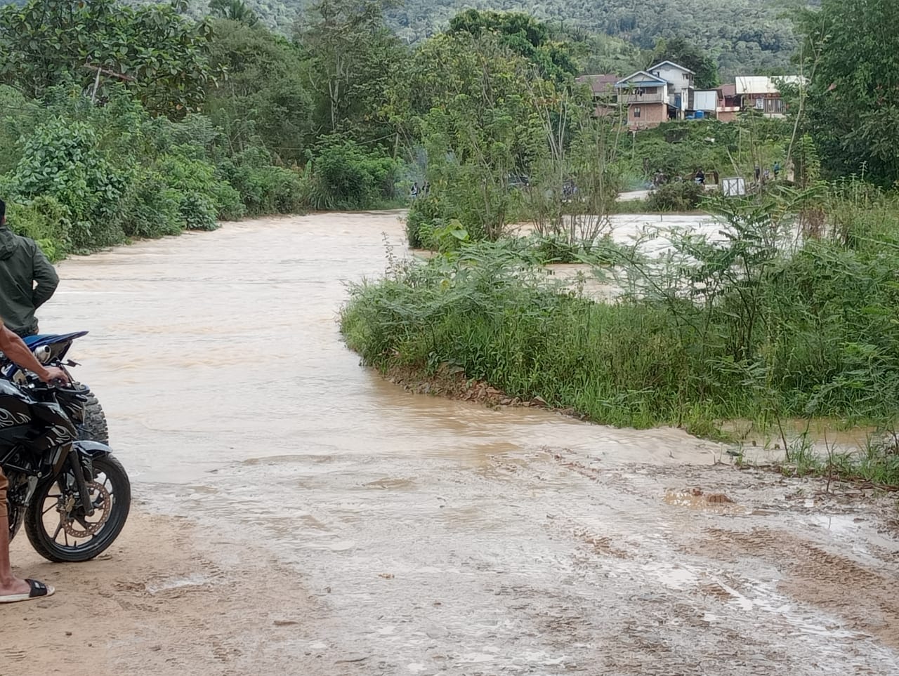 WASPADA : kondisi jalan penghubung antara Kecamatan Krayan dan Kecamatan Krayan Timur terendam banjir yang terjadi pada, Senin (23/2).  