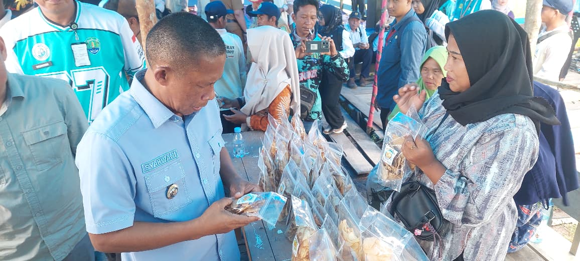 PRODUK UMKM: Bupati Bulungan saat meninjau stand UMKM di Desa Tanjung Buka, Kecamatan Tanjung Palas Tengah, Bulungan. 