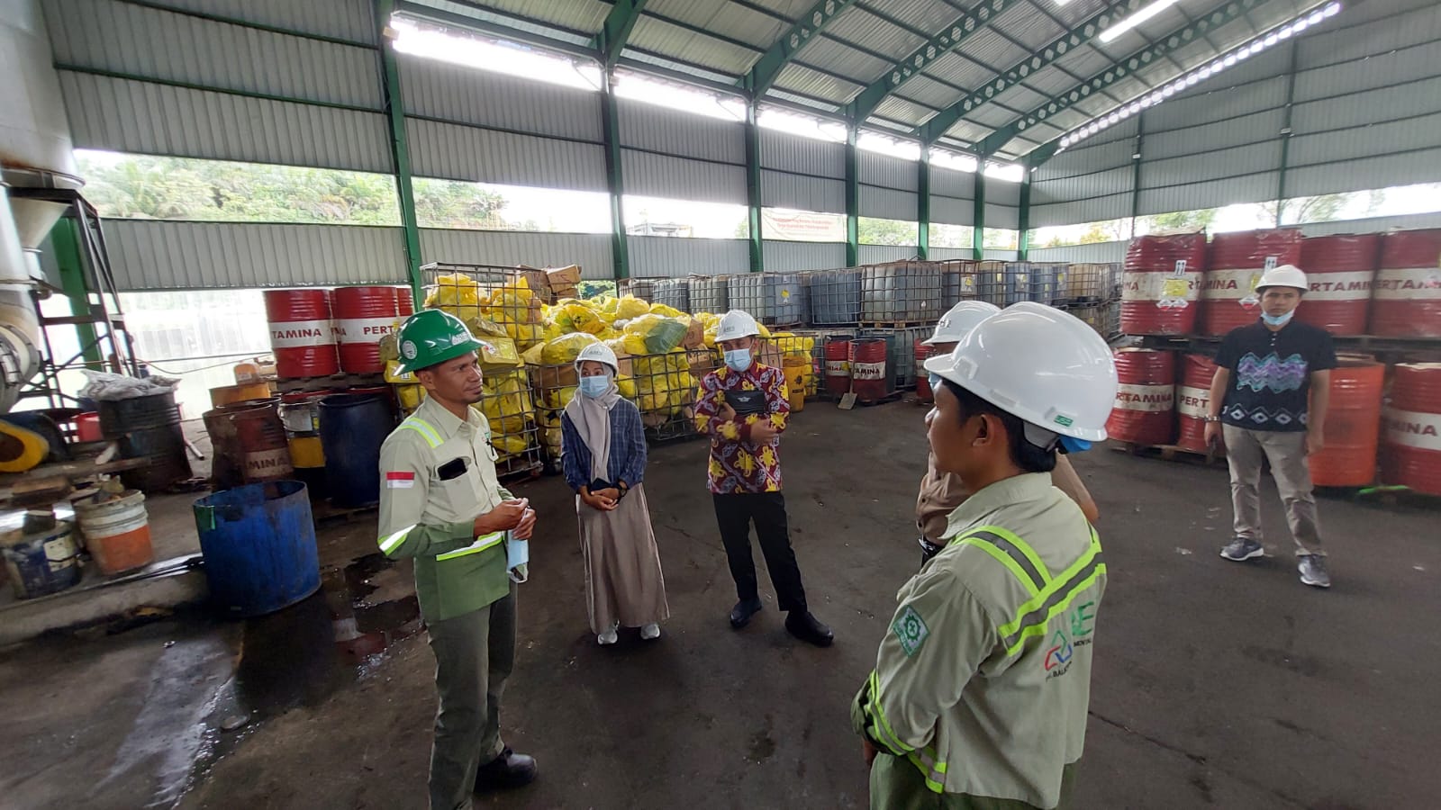 PENINJAUAN: RSD bersama PT Mitra Hijau Asia melakukan monev B3, Senin (23/2).