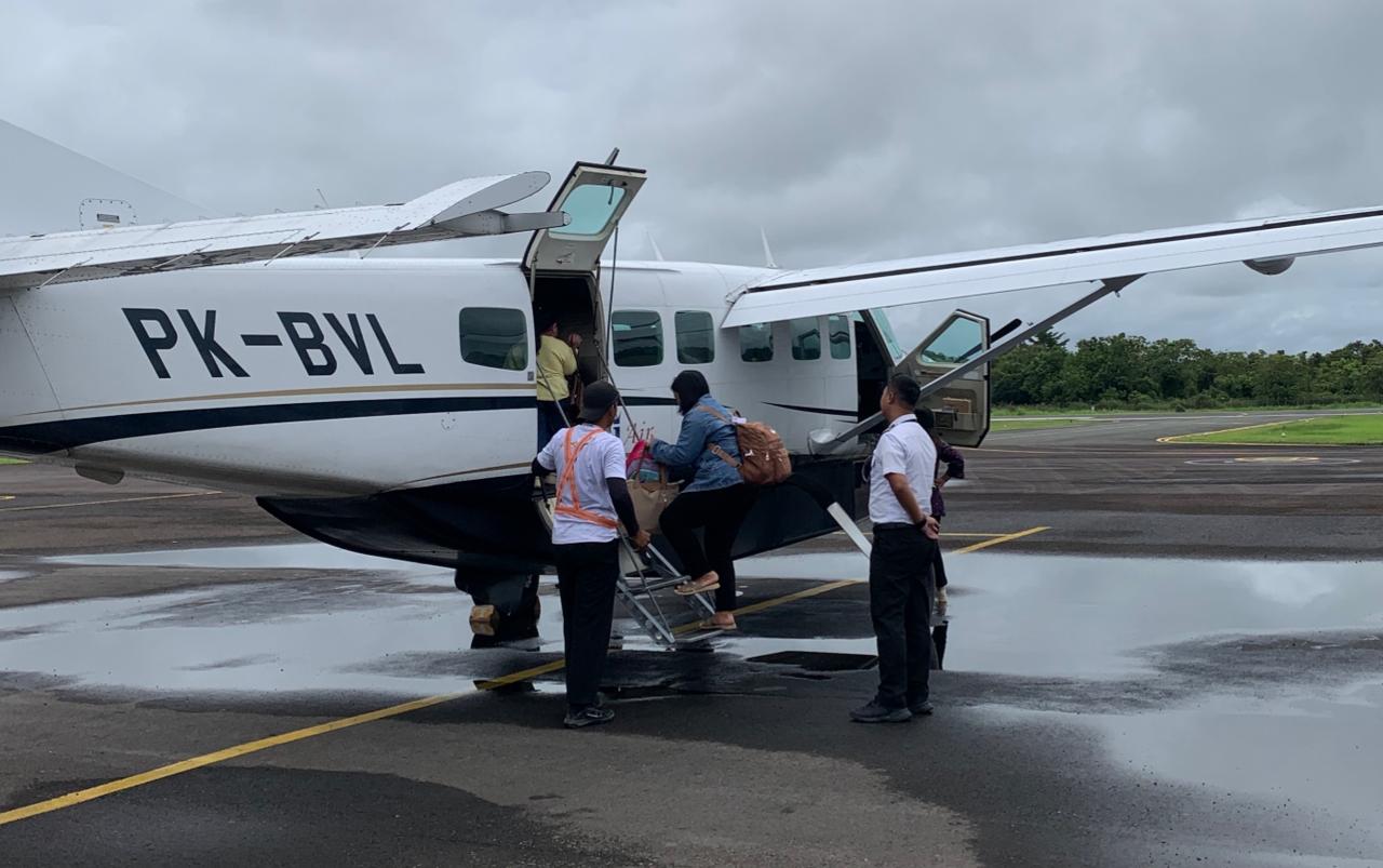 SOA: Penumpang Susi Air yang menggunakan SOA udara hendak berangkat ke Long Ampung.
