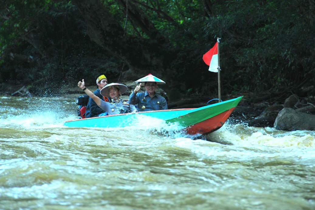 TERBATAS: Dr. Yansen TP, M.Si, sudah sangat akrab dengan salah satu moda transportasi masyarakat perbatasan, khususnya di hulu sungai.