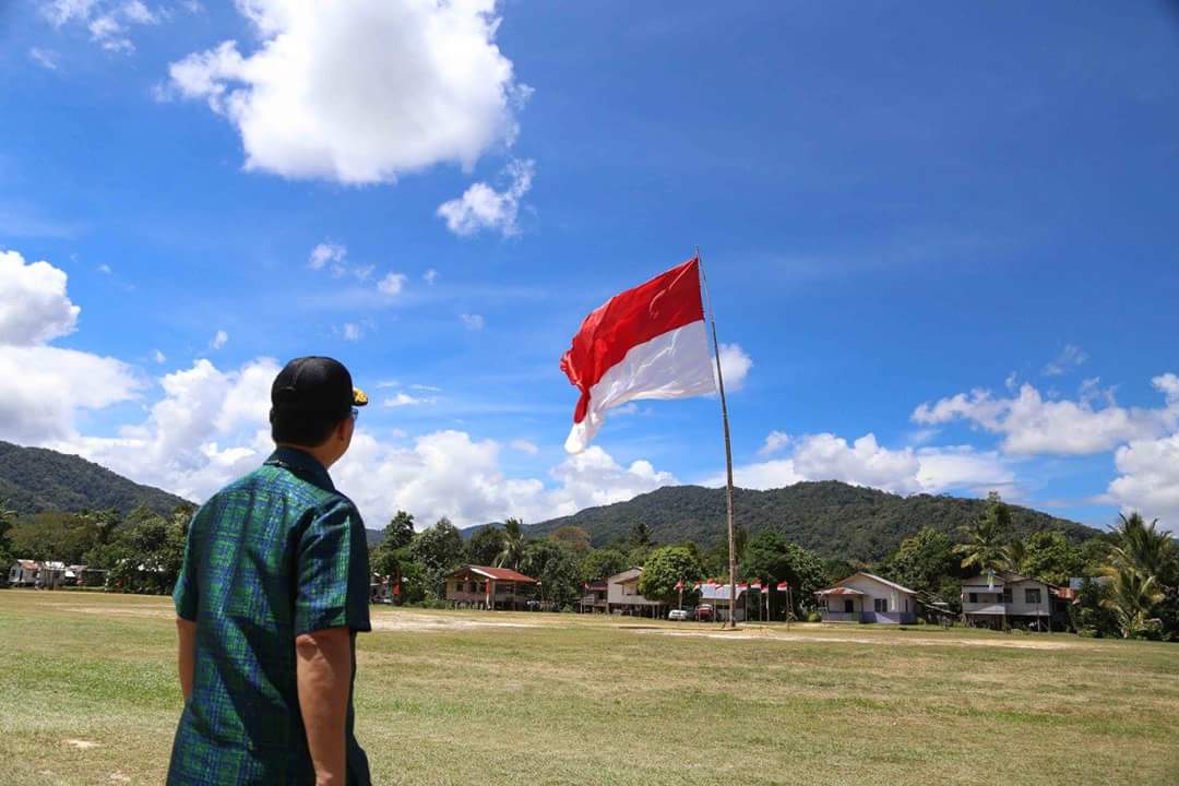 DI PERBATASAN: Dr. Yansen TP, M.Si, di salah satu titik perbatasan Kaltara.