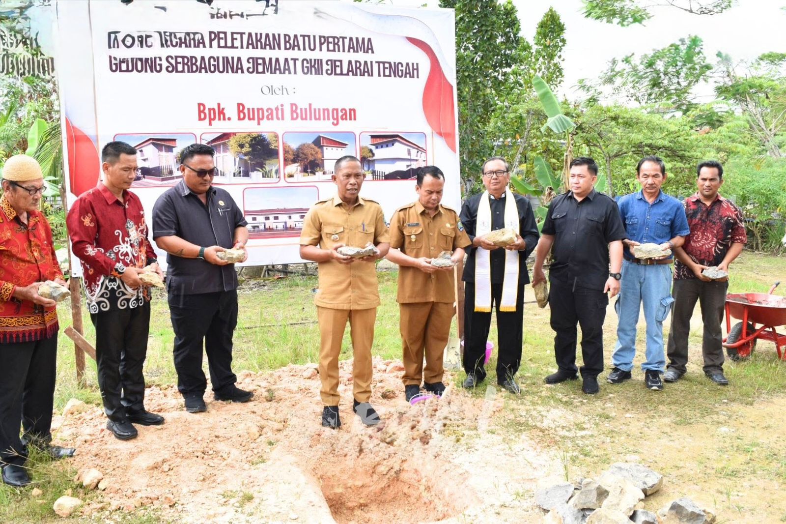 PEMBANGUNAN: Bupati dan Wakil Bupati Bulungan melakukan prosesi peletakan batu pertama, pembangunan gereja anak di Bulungan.
