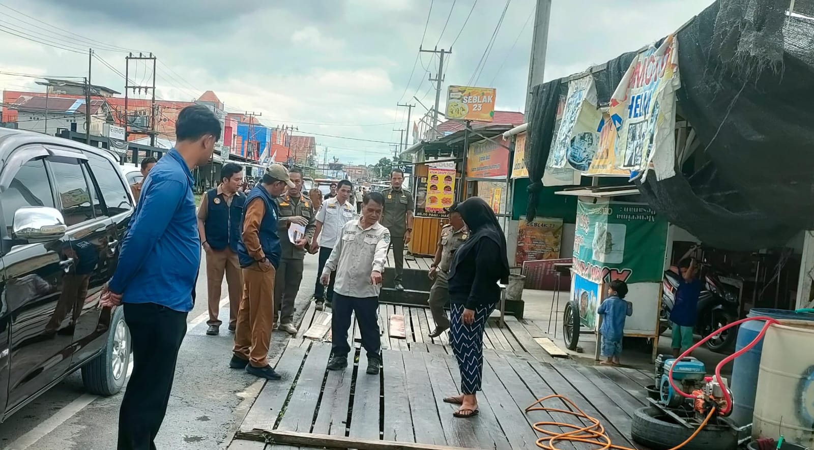 BERIKAN PERINGATAN: Tim Penataan Kawasan Kota Tanjung Selor saat memberikan himbauan kepada warga.  
