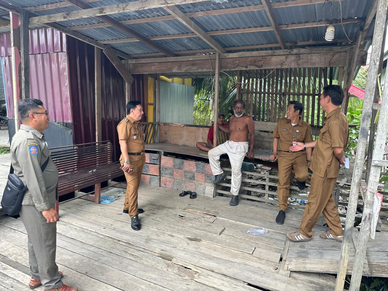 BERIKAN PERINGATAN: Tim Penataan Kawasan Kota Tanjung Selor saat memberikan himbauan kepada warga.  