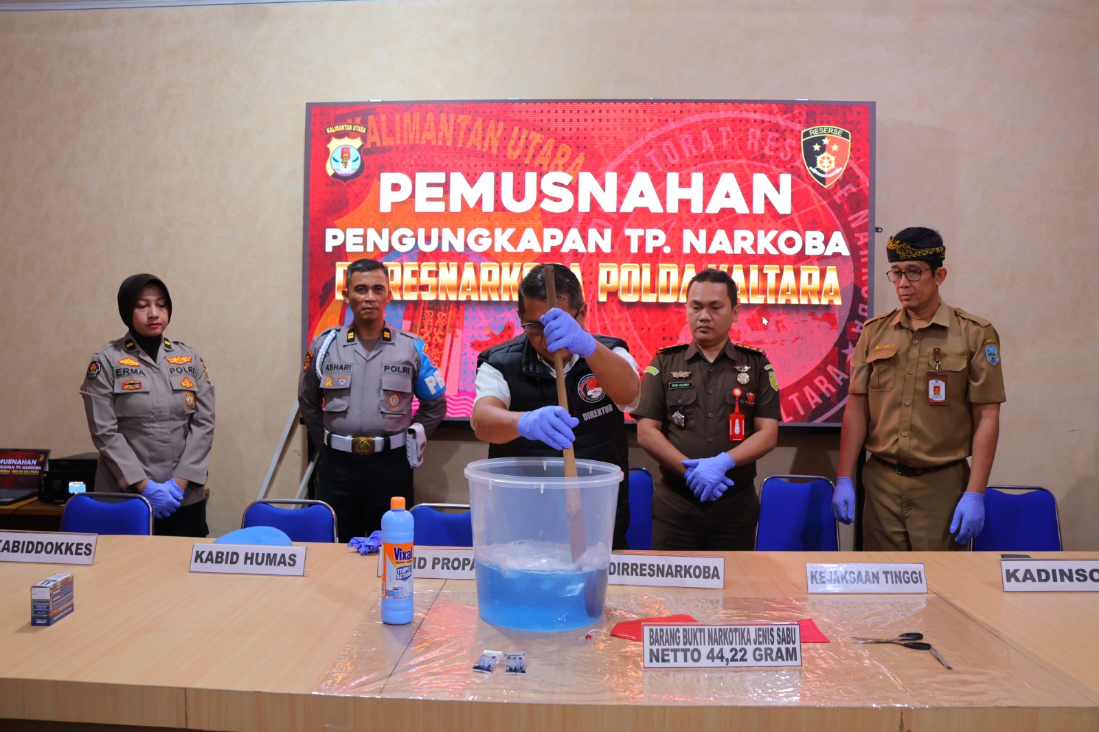 DILARUTKAN: Ditresnarkoba Polda Kaltara memusnahkan sabu 44,22 gram.